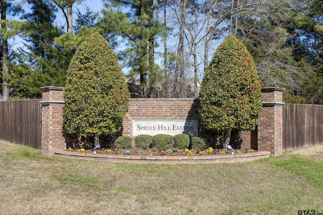 community sign featuring fence and a yard