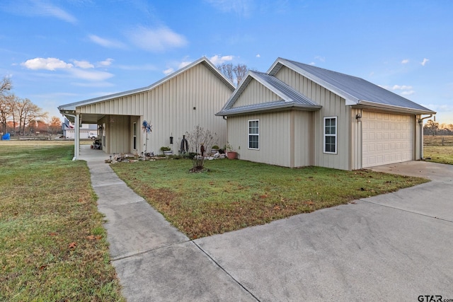 view of front of house featuring a front yard and a carport