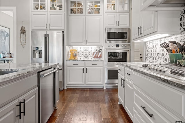 21562 Castle Rock Cir, Bullard, TX 75757 - kitchen with stainless steel appliances, decorative backsplash, white cabinets, and glass insert cabinets