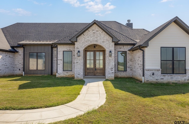 view of front of house featuring a front lawn