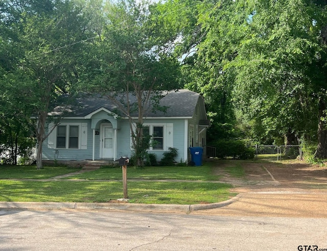 view of front of house featuring a front lawn