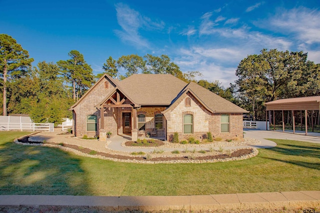 view of front of property featuring a front lawn