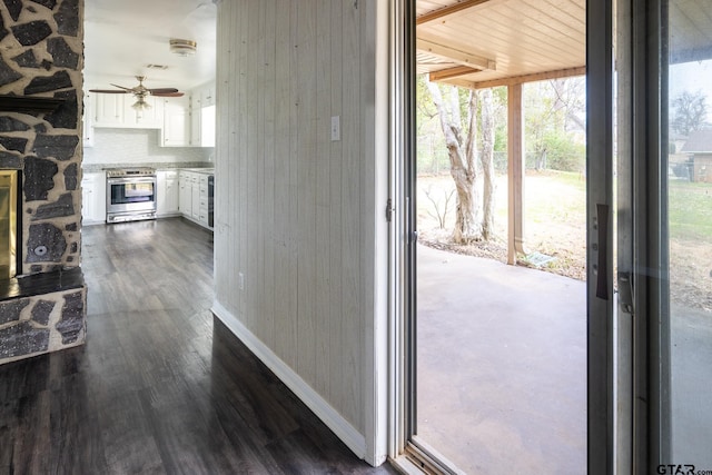 interior space featuring visible vents, dark wood-style flooring, and baseboards