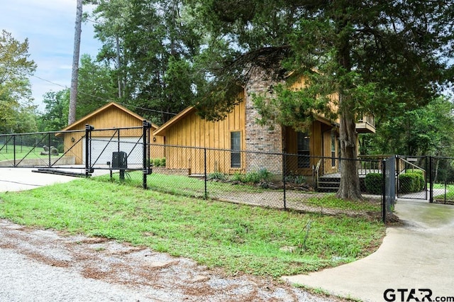 327 Dailey Rd, Crockett, TX 75835 - view of front facade featuring a gate and a detached garage