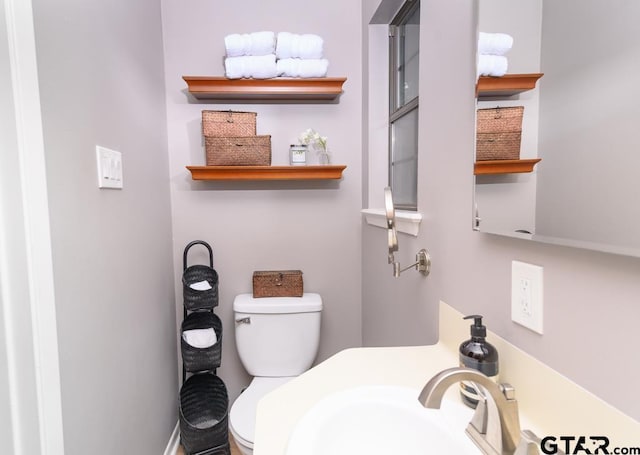 327 Dailey Rd, Crockett, TX 75835 - half bathroom featuring toilet and a sink