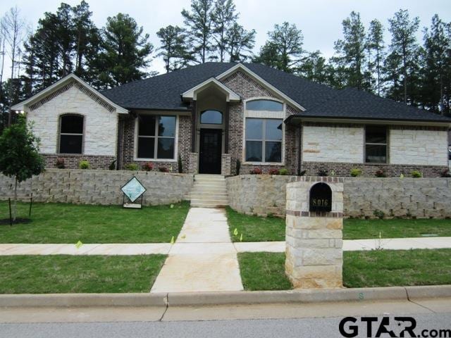 view of front of home featuring a front lawn