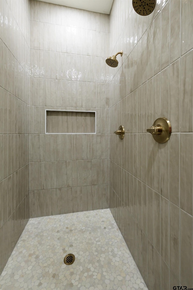 bathroom featuring tiled shower