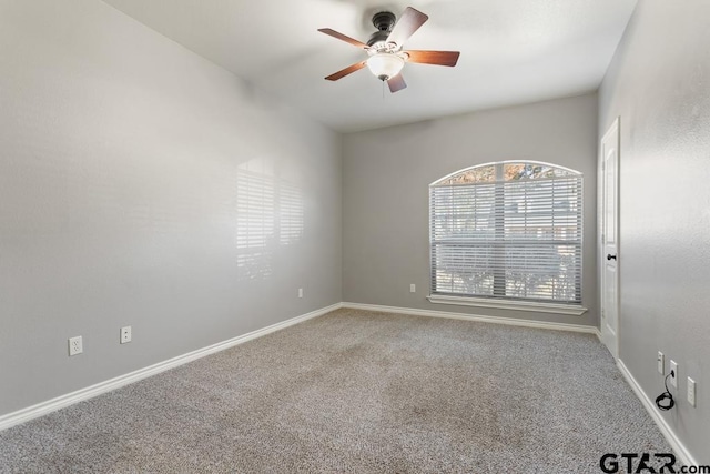 carpeted empty room featuring ceiling fan