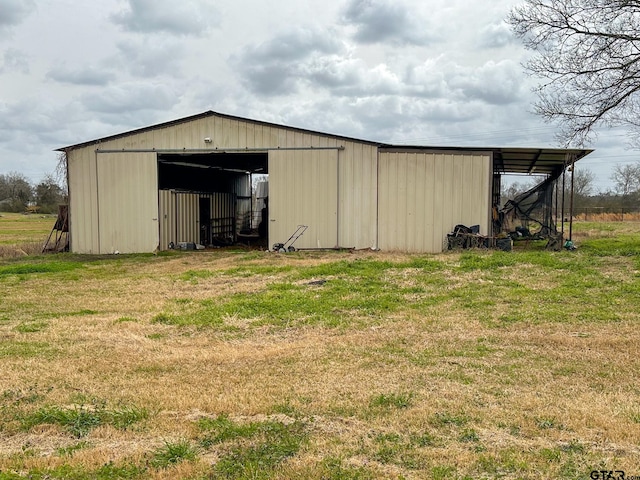 view of pole building featuring a lawn