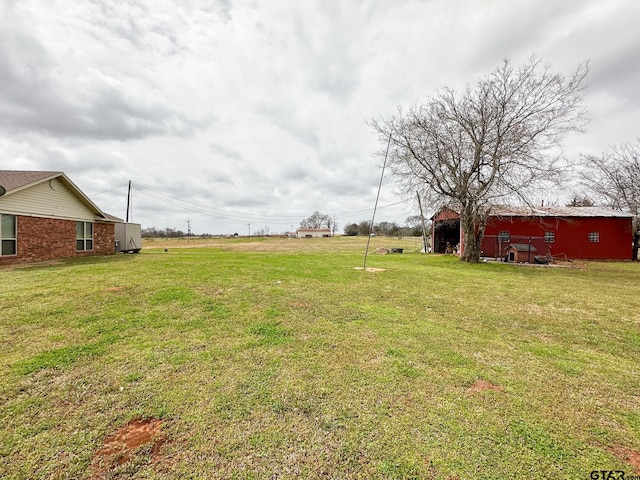 view of yard with an outbuilding