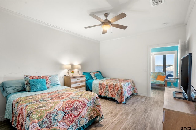 bedroom featuring ceiling fan, light wood-type flooring, and crown molding