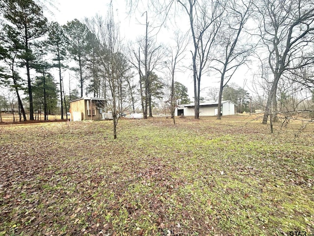 view of yard featuring an outbuilding