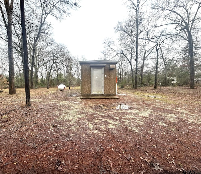 view of yard with a storage unit