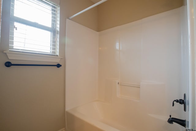 bathroom with tub / shower combination