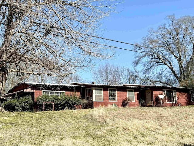 ranch-style home featuring a front yard