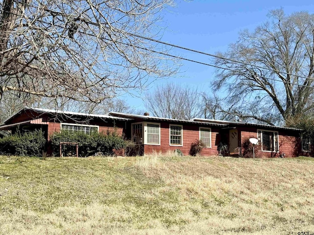 single story home featuring a front lawn