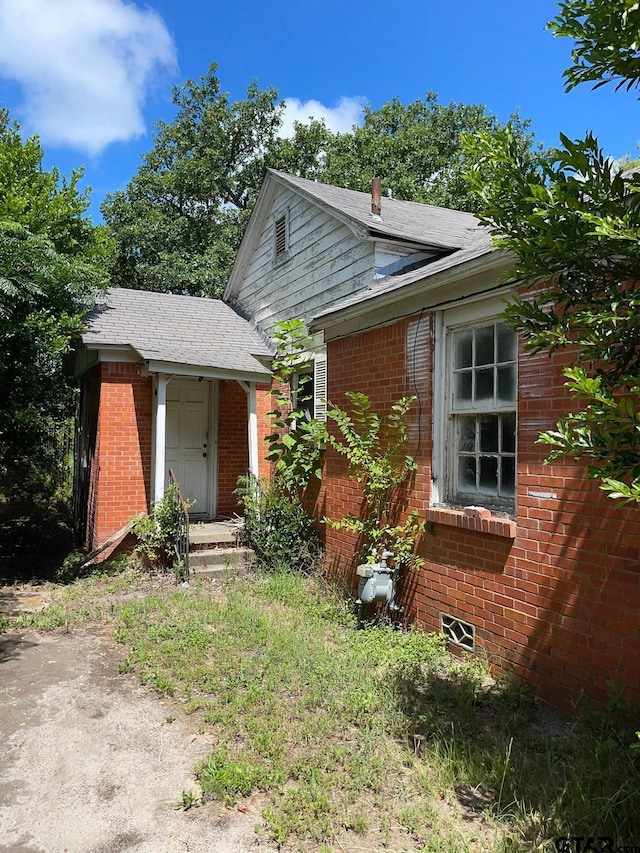 view of front of property featuring brick siding