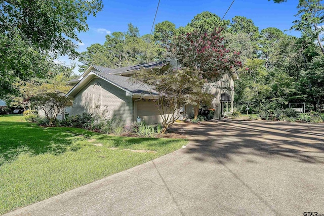 view of front facade with a garage and a front yard