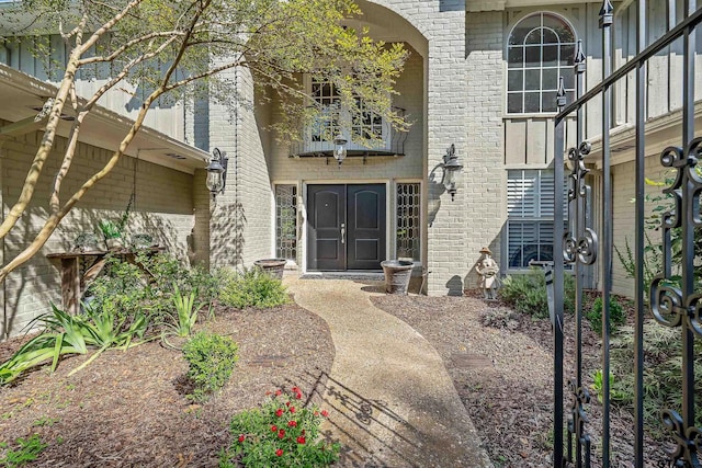 property entrance featuring a balcony