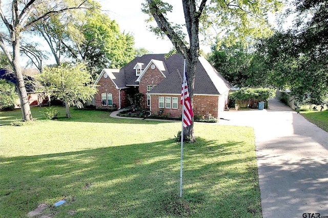 view of front of property featuring a front lawn