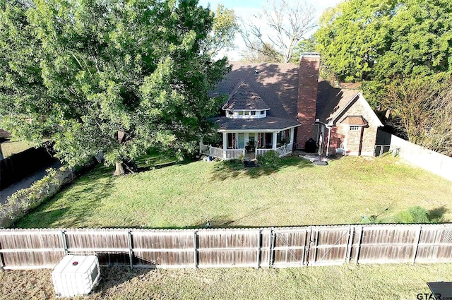 view of front of home featuring a front lawn