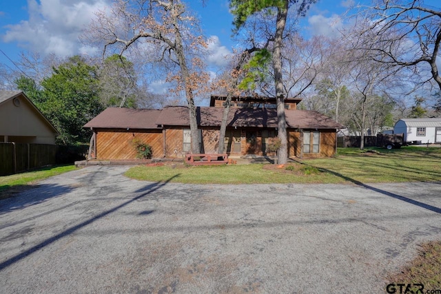 view of front of property with a front lawn