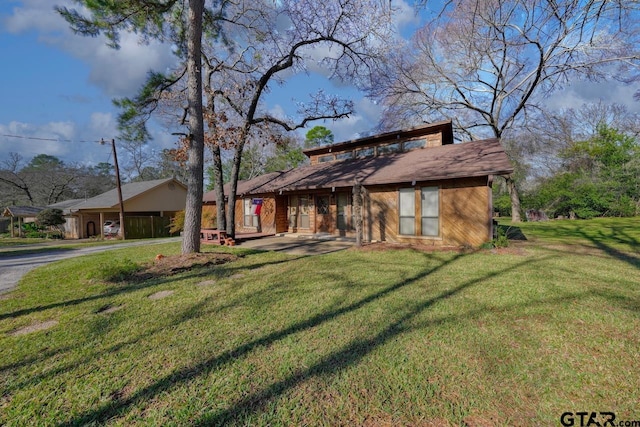 view of front of house with a front lawn