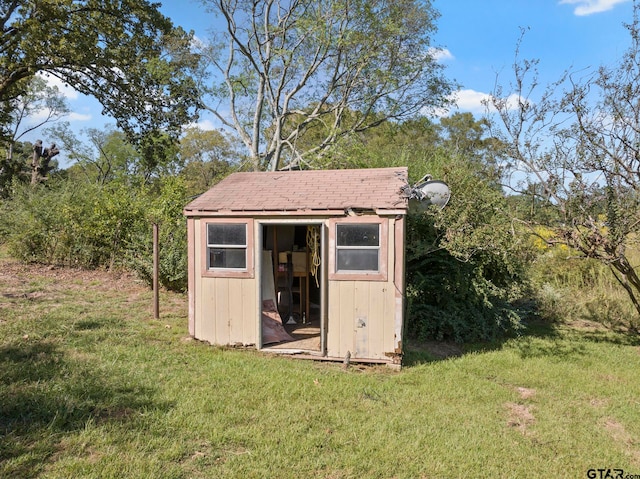 view of outdoor structure featuring a yard