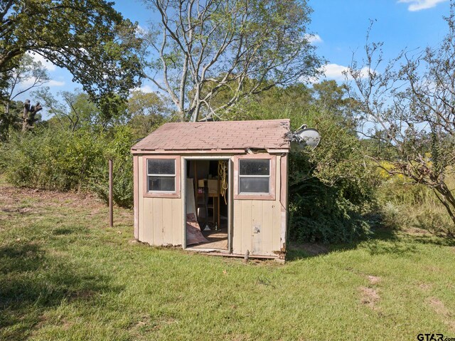 view of outdoor structure featuring a yard