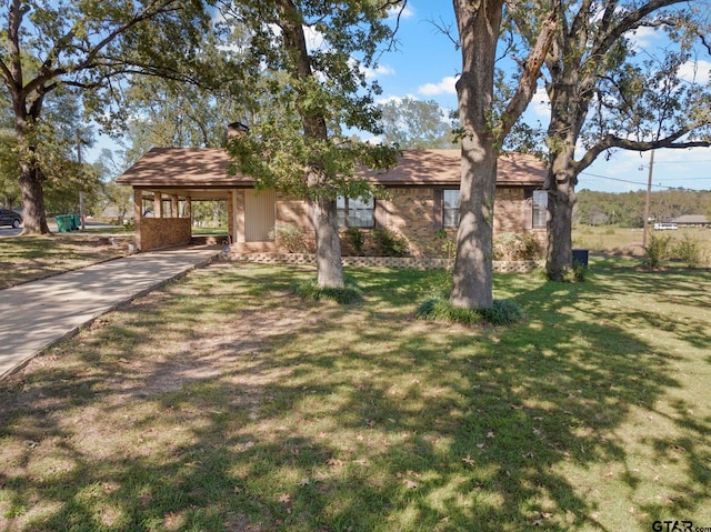 view of front of home featuring a front yard