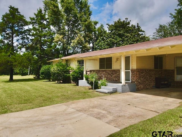 ranch-style house with a front yard