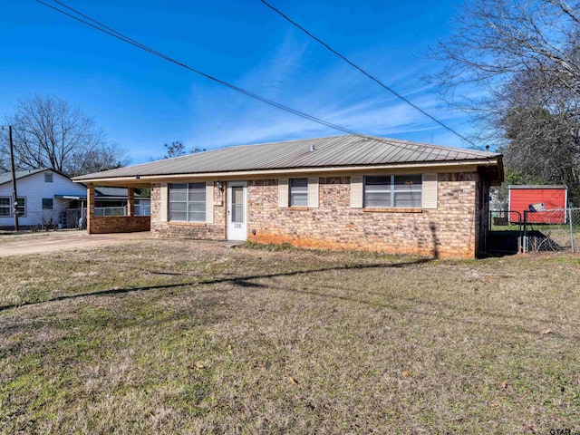 ranch-style house featuring a front yard