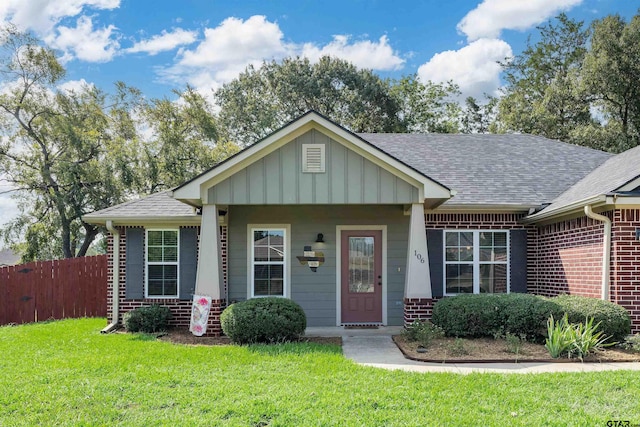 view of front of house featuring a front yard