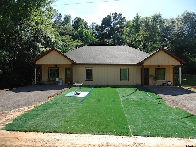 1323 Cummins St, Palestine, TX 75801 - ranch-style house featuring driveway, a porch, a front yard, and roof with shingles