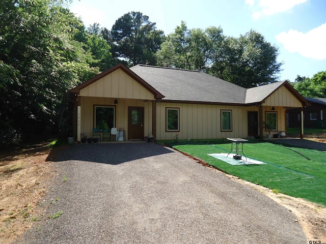 1323 Cummins St, Palestine, TX 75801 - view of front facade featuring a front yard, gravel driveway, and a shingled roof