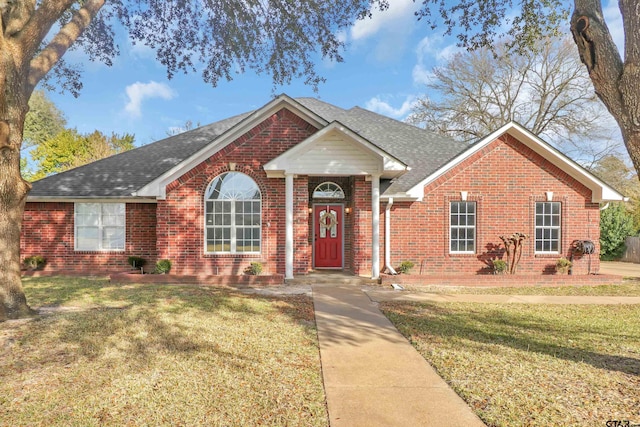 view of front of property featuring a front yard