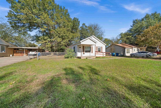 view of front of house featuring a carport and a front yard