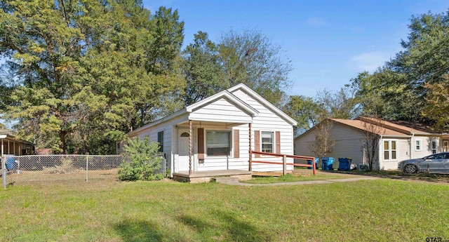 view of front of property featuring a front lawn