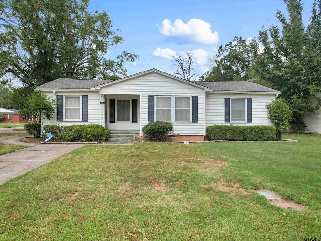 ranch-style house featuring a front yard