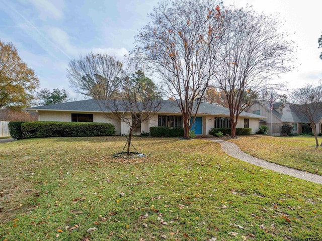 ranch-style house featuring a front lawn