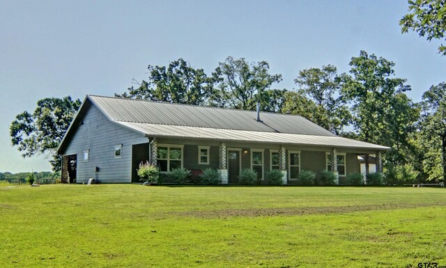 view of front facade featuring a front yard