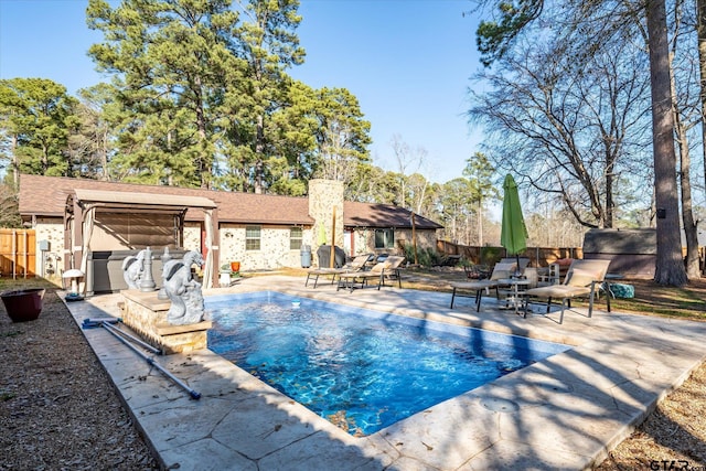 view of swimming pool featuring a jacuzzi and a patio area