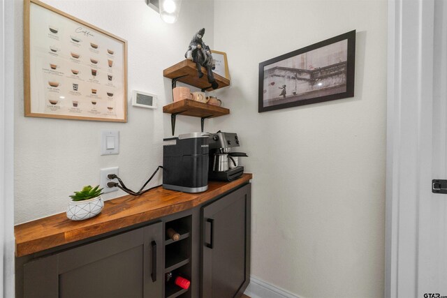 office space with visible vents and baseboards