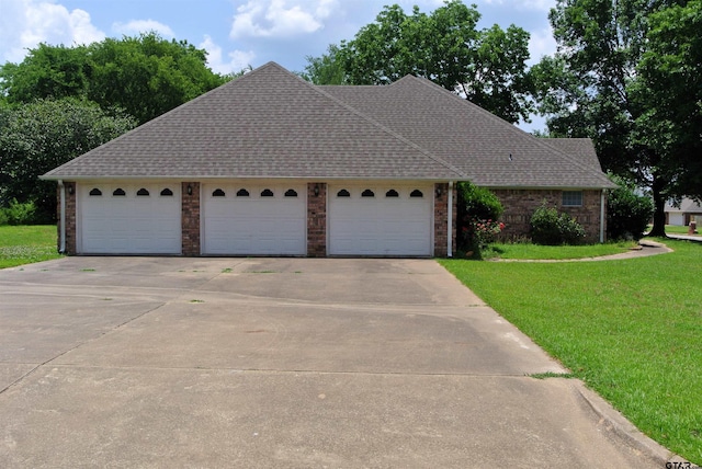 view of front facade featuring a garage and a front yard