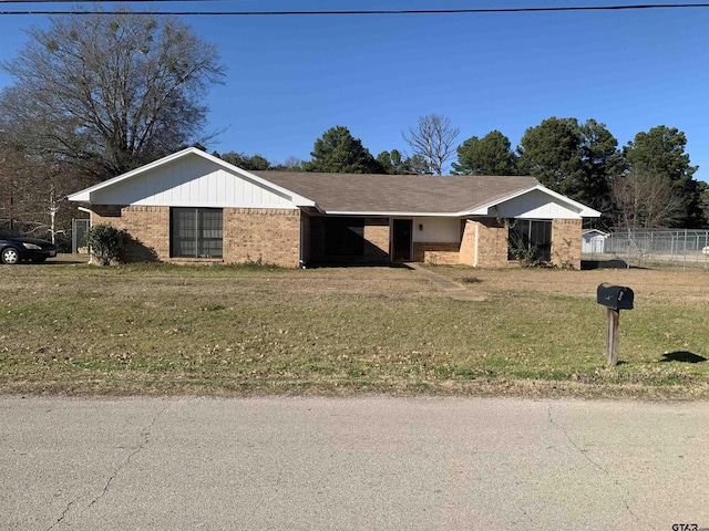 single story home featuring a front lawn