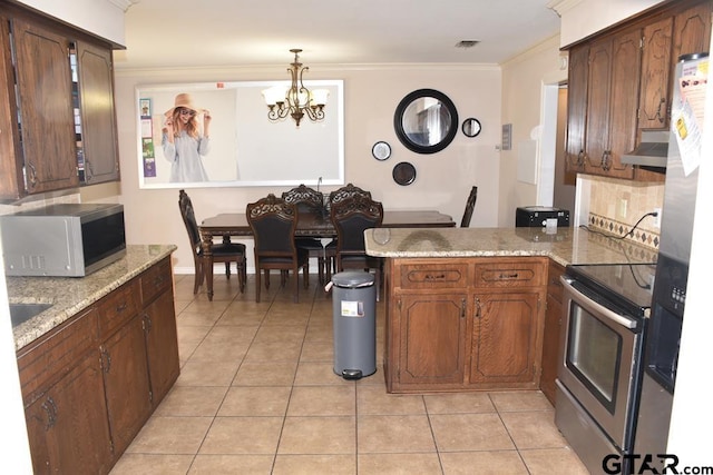 kitchen with an inviting chandelier, kitchen peninsula, crown molding, decorative light fixtures, and appliances with stainless steel finishes