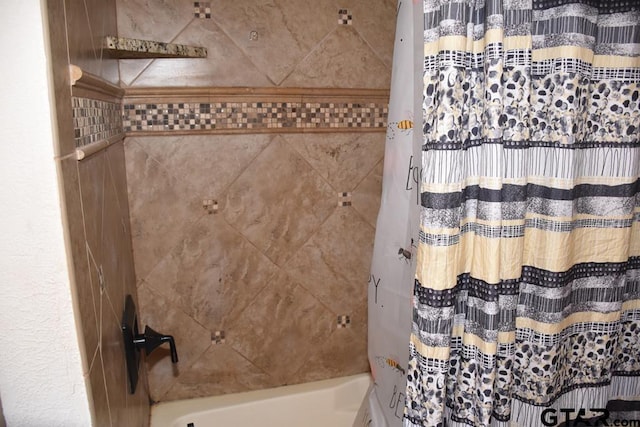 bathroom featuring shower / bath combo with shower curtain