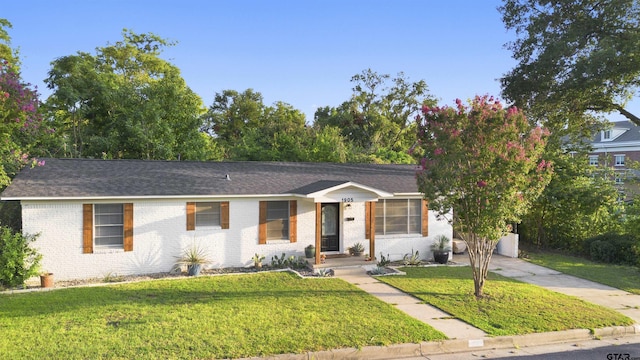 single story home featuring a front yard