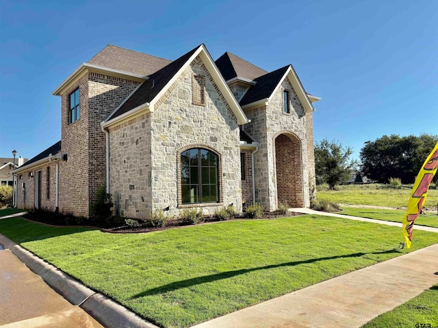 view of front facade with a front yard