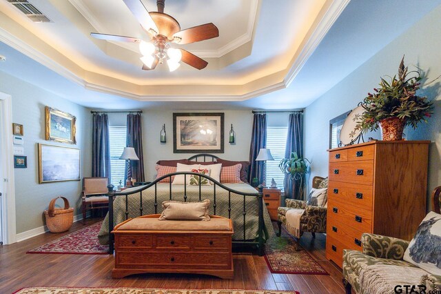 dining room featuring a notable chandelier, dark hardwood / wood-style floors, and crown molding